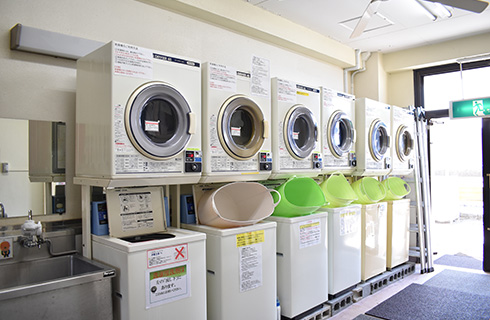洗濯機6台・乾燥機6台を備え、洗剤は無料でご提供いたします。